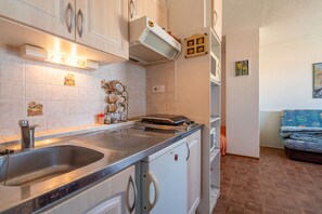 冷蔵庫、電子レンジ、オーブン、コンロ