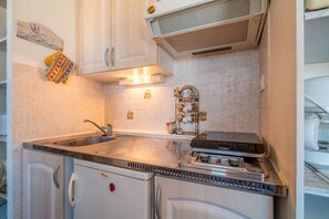 ثلاجة، ميكروويف، فرن، موقد طهي مسطح