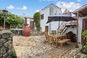 Outdoor dining - Vacation 'Casa Taoro' with Wi-Fi (Tanque)