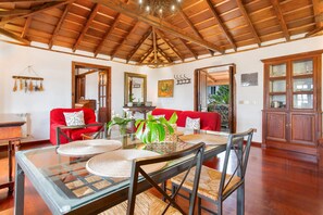 Dining - Vacation 'Casa Taoro' with Wi-Fi (Tanque)