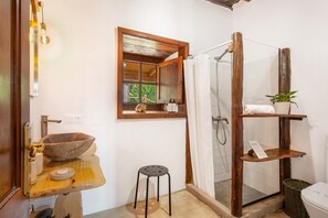 Dusche, Haartrockner, Handtücher