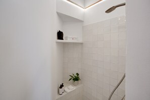 Shower, hair dryer, towels - Vacation 'Casa Guimar' with Sea View, Wi-Fi and Air Conditioning (Tanque)
