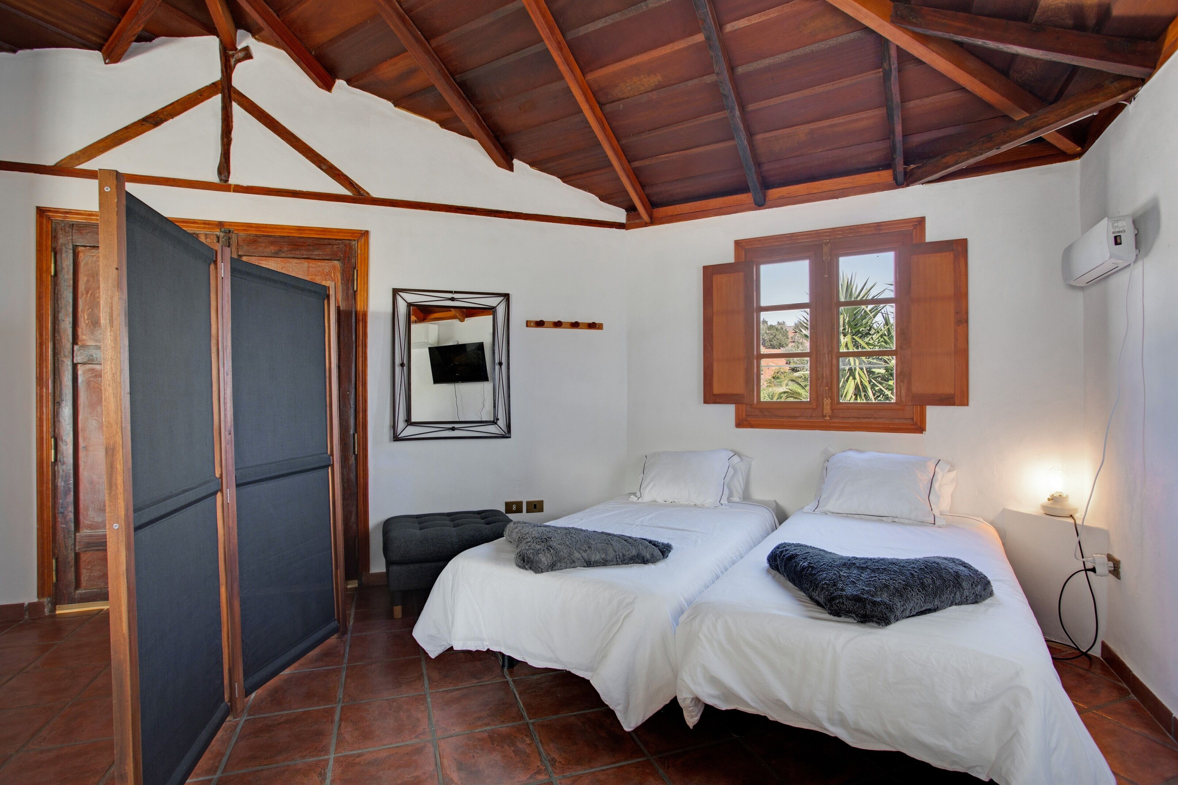 1 slaapkamer, een strijkplank/strijkijzer, gratis wifi, beddengoed