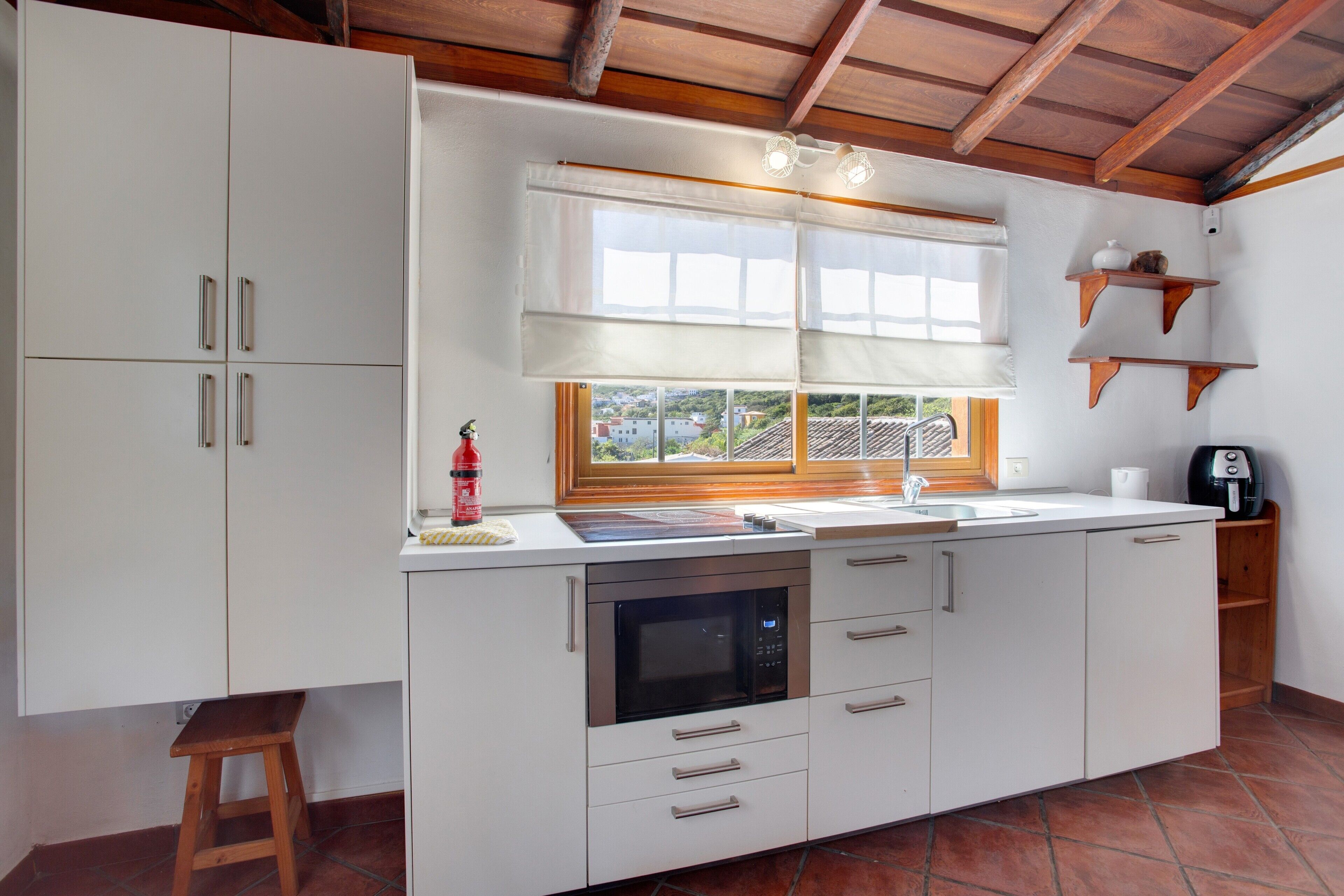 Jääkaappi, mikroaaltouuni, uuni, liesi