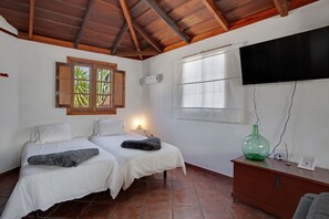 1 bedroom, iron/ironing board, free WiFi, bed sheets - Vacation 'Casa Guimar' with Sea View, Wi-Fi and Air Conditioning (Tanque)