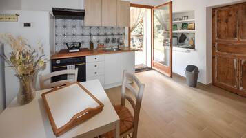 Een koelkast, een microgolfoven, een oven, een kookplaat