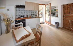 雪櫃、微波爐、焗爐、爐具