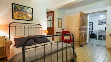 2 bedrooms, iron/ironing board, free WiFi