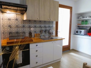 Kühlschrank, Mikrowelle, Ofen, Herdplatte