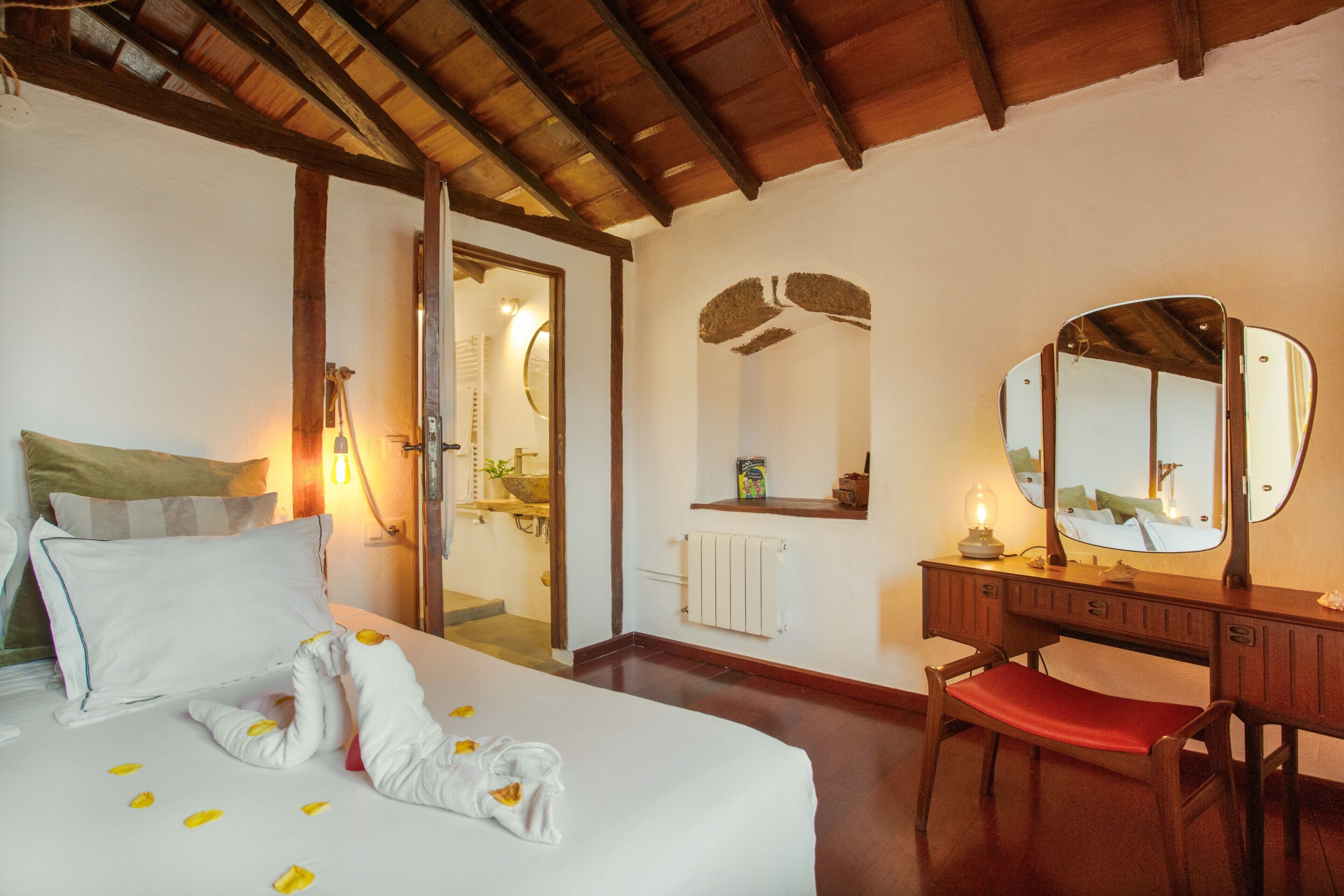 1 slaapkamer, een strijkplank/strijkijzer, gratis wifi, beddengoed