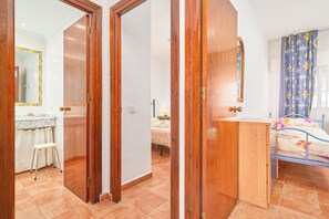 2 chambres, fer et planche à repasser, Wi-Fi gratuit, draps fournis