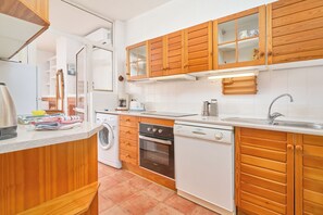 ثلاجة، ميكروويف، فرن، موقد طهي مسطح