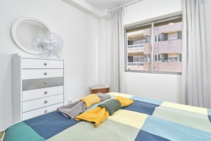 3 chambres, fer et planche à repasser, Wi-Fi gratuit, draps fournis