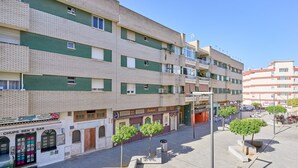 Un edificio de varios pisos con un bar en la planta baja llamado 'Chups Ben's Bar' y un restaurante llamado 'Busters'.