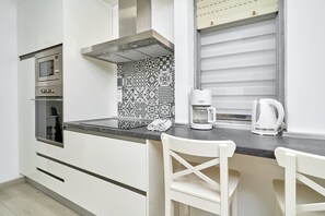 Een koelkast, een magnetron, een oven, een kookplaat