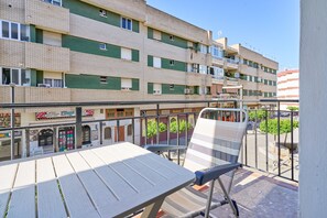 Outdoor dining - Apartment 'Calle Antonio Millón' with Balcony, Wi-Fi and Air Conditioning (Nerja)