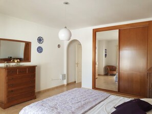 3 slaapkamers, een strijkplank/strijkijzer, gratis wifi, beddengoed