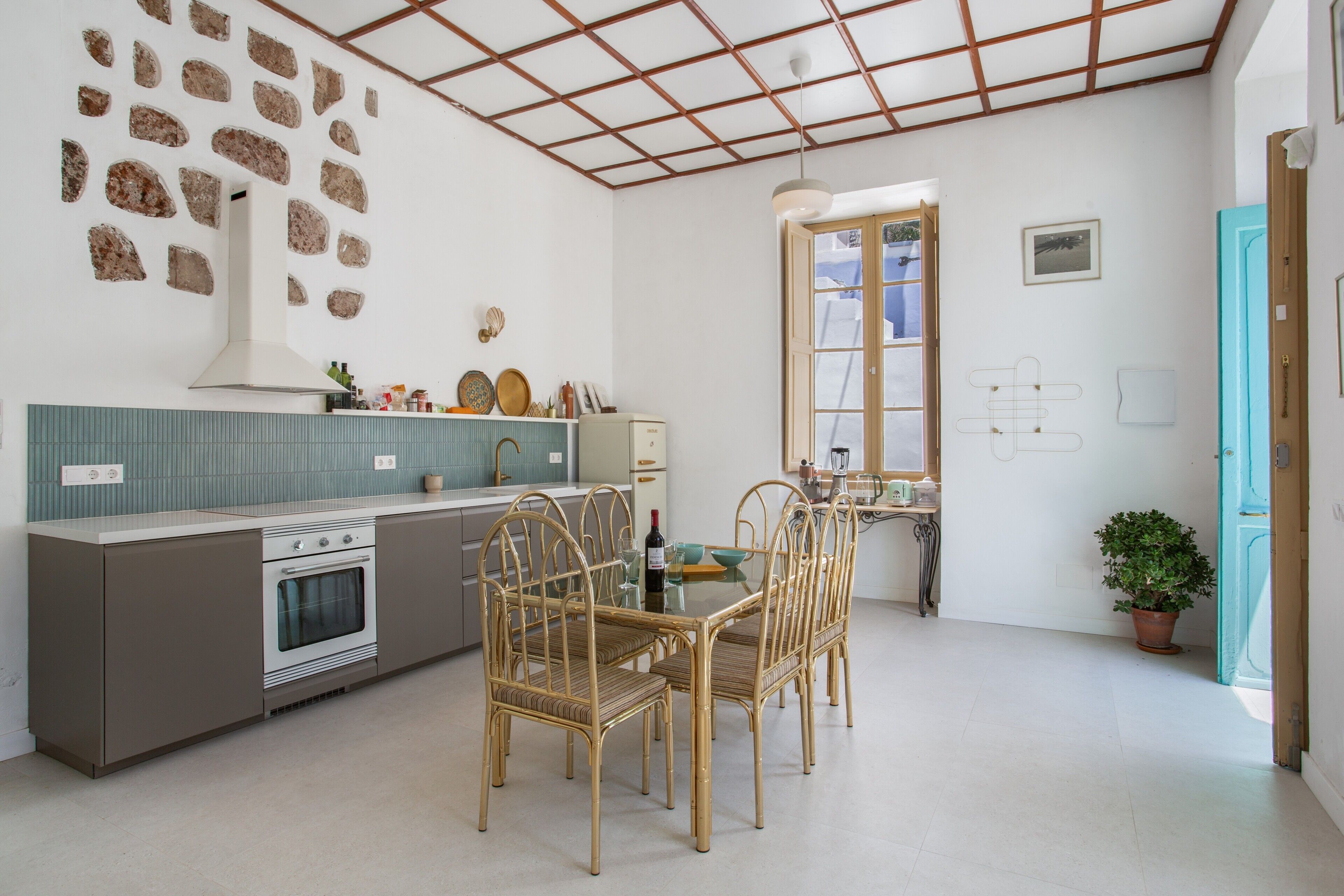 Kylskåp, mikrovågsugn, ugn och spishäll