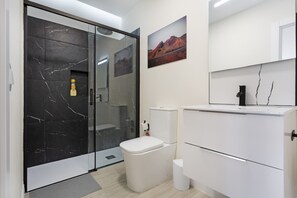 Een douche, een haardroger, handdoeken