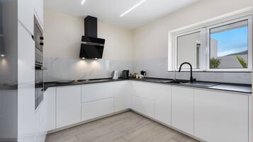 Frigorífico, microondas, horno y placa de cocina