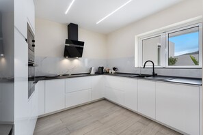 Frigorífico, microondas, horno y placa de cocina