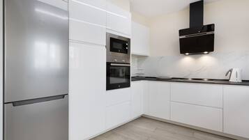 Kühlschrank, Mikrowelle, Ofen, Herdplatte