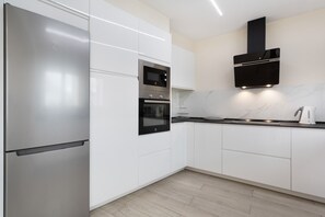 ثلاجة، ميكروويف، فرن، موقد طهي مسطح