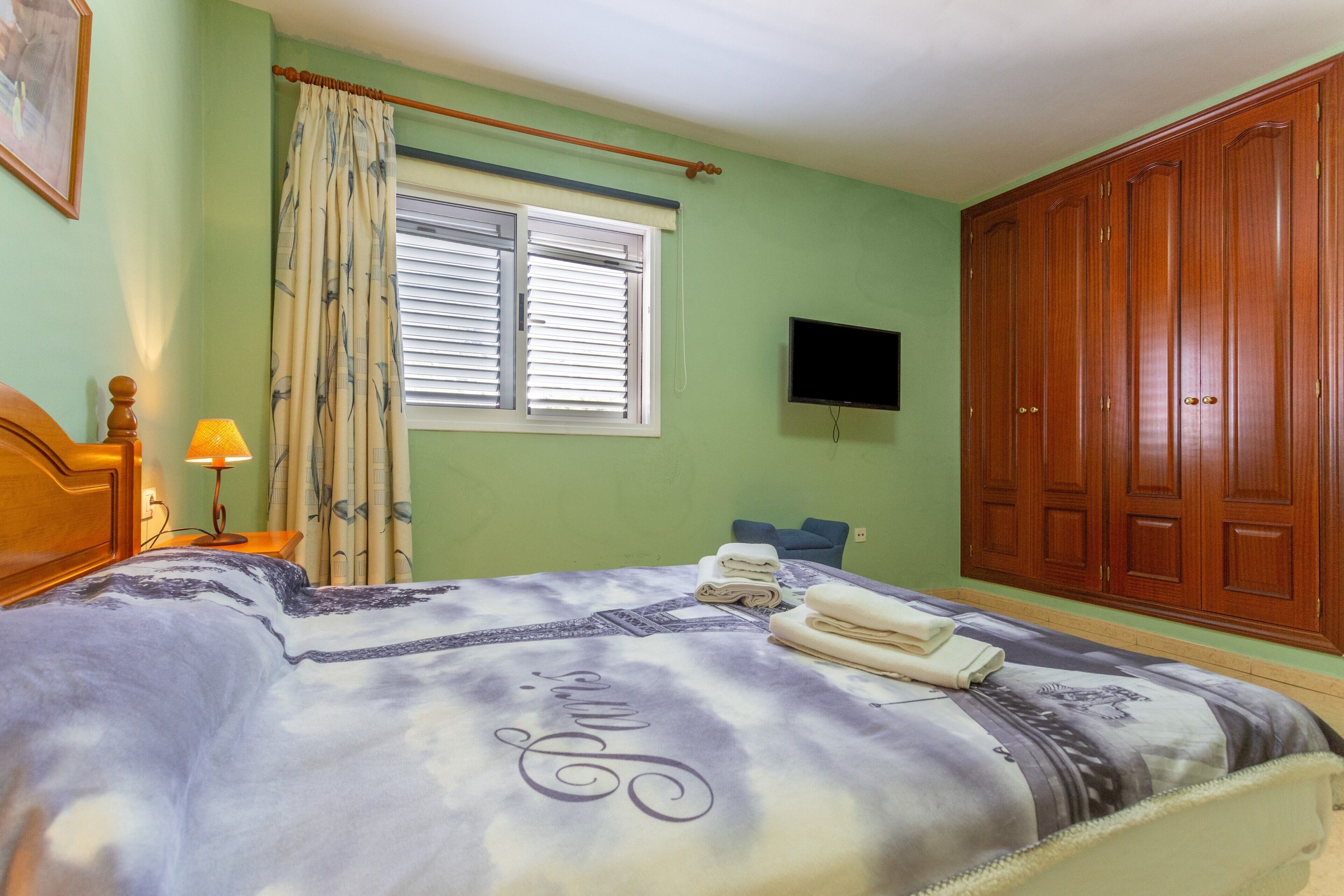 2 bedrooms, iron/ironing board, free WiFi, bed sheets