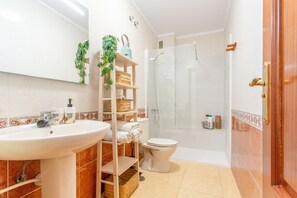 Shower, hair dryer, towels - Vacation 'Candelaria 1' with Sea View, Wi-Fi and Air Conditioning (Candelaria)