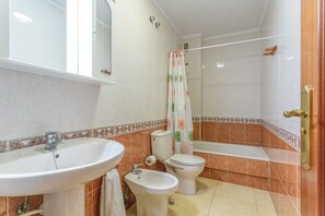Chuveiro, secador de cabelo, toalhas de banho 