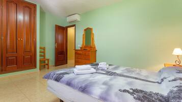 2 bedrooms, iron/ironing board, free WiFi, bed sheets