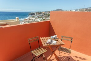 Outdoor dining - Vacation 'Candelaria 1' with Sea View, Wi-Fi and Air Conditioning (Candelaria)