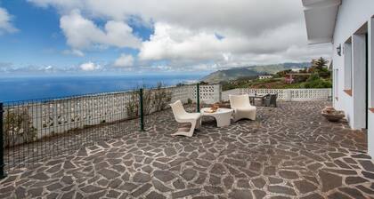 Vacation Home 'Los Dragos Y Volcán' with Sea View, Private Terrace and Wi-Fi