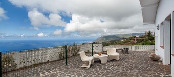 Vacation Home 'Los Dragos Y Volcán' with Sea View, Private Terrace and Wi-Fi