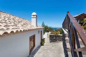 Property grounds - Vacation Home 'Volcán 18' with Sea View, Private Terrace and Wi-Fi (El Tanque)