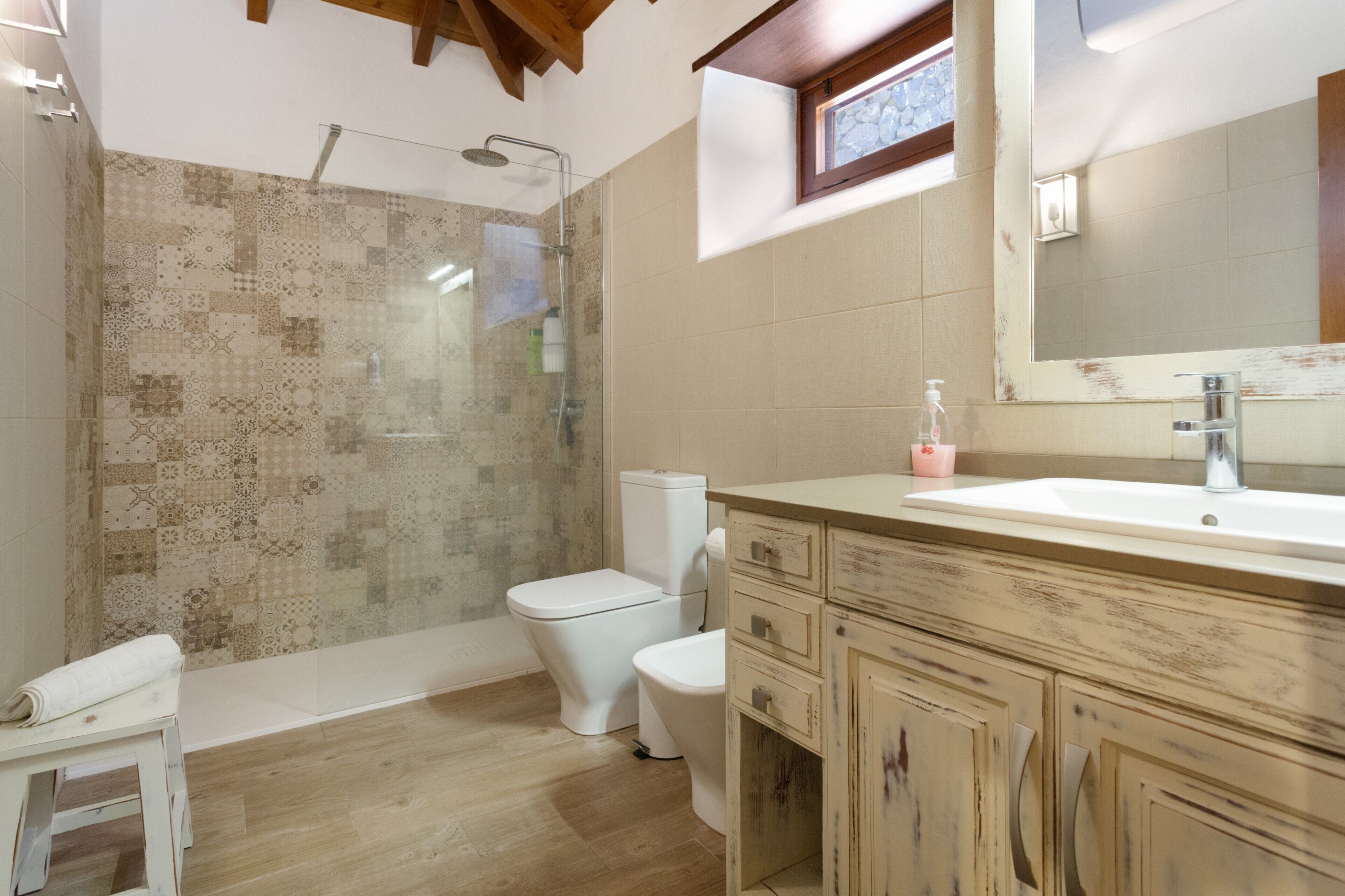 Een douche, een haardroger, handdoeken