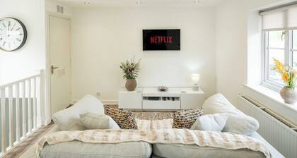 Loughton Hideaway: Cozy 1BD Near Tube and Nature