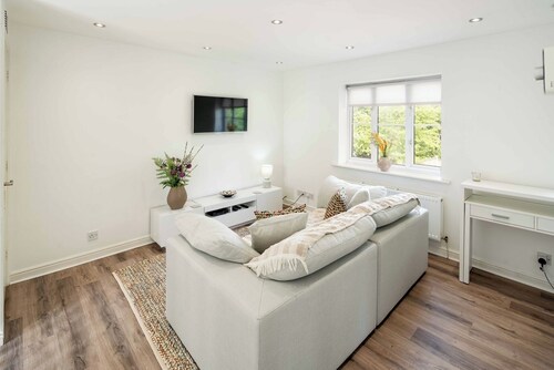 Loughton Hideaway: Cozy 1BD Near Tube and Nature