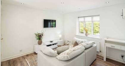 Loughton Hideaway: Cozy 1BD Near Tube and Nature