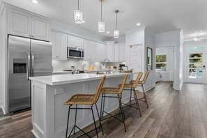 Een koelkast, een microgolfoven, een oven, een kookplaat