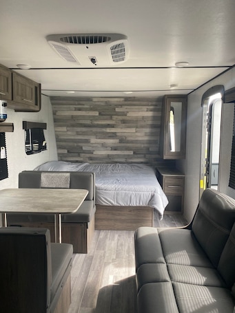 1 bedroom, WiFi, bed sheets. Cozy RV2 with WiFi and AC in the Owyhee's. Jordan Valley Oregon