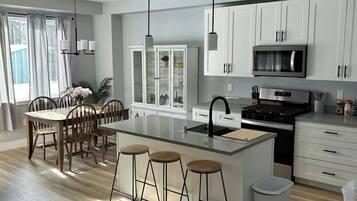 Refrigerador, microondas, horno, placa de cocina