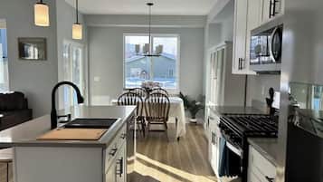 Een koelkast, een magnetron, een oven, een kookplaat