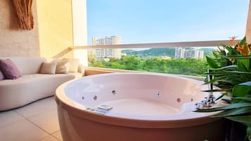 Tina de hidromasaje al aire libre