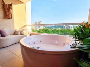 Outdoor spa tub
