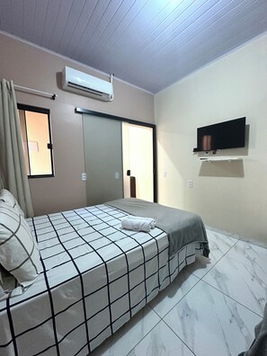 Casa adosada económica, patio | 1 dormitorio, tabla de planchar con plancha, wifi gratis y ropa de cama