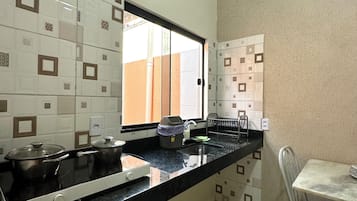 Townhouse Ekonomi, patio | Dapur pribadi | Meja makan
