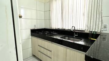 Casa geminada econômica, varanda | Cozinha privada | Mesas de jantar
