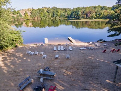 2BR Retreat | Goshorn Lake #20 –Nostalgic Lake Resort!