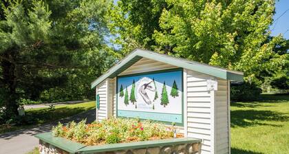 Goshorn Lake access - shared pool - cozy cottage